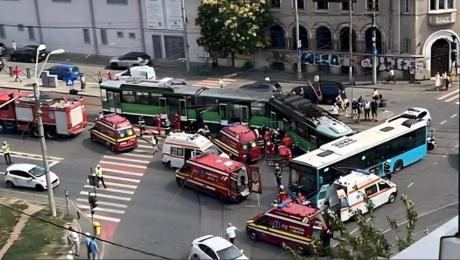 Accident grav în București: Tramvai lovit de autobuz STB, mai multe persoane rănite