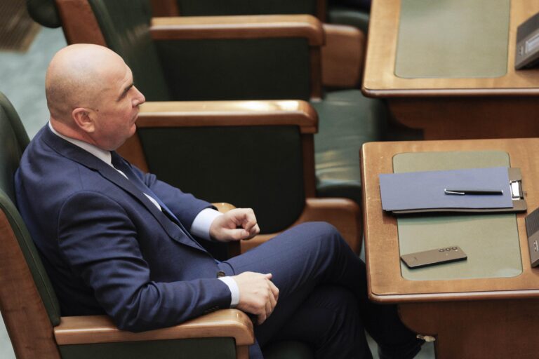 Coaliția ia în considerare reducerea a 70.000 de posturi din administrația publică, generând nemulțumiri în rândul PSD și UDMR