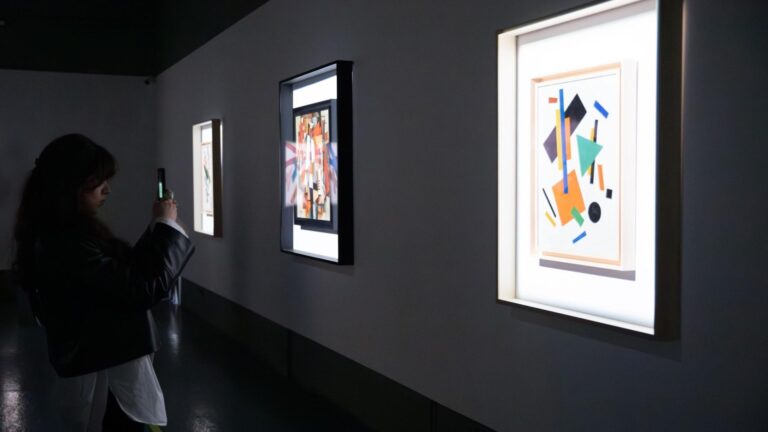 Controverse în arta contemporană din București: Tablouri atribuite lui Kazimir Malevici contestate de un expert