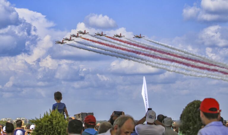 Demonstrație istorică cu parașutiști din cel de-al Doilea Război Mondial la BIAS 2025