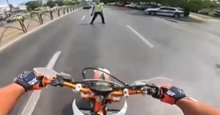Gestul teribilist al unui tânăr pe motocicletă care i-a adus o amendă de 800 de lei și suspendarea permisului