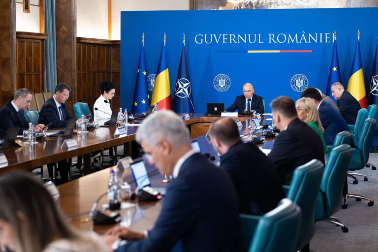 Guvernul Bolojan restricționează privilegii: detalii despre ordonanța de urgență ce blochează transferurile și cumulul pensie-salariu