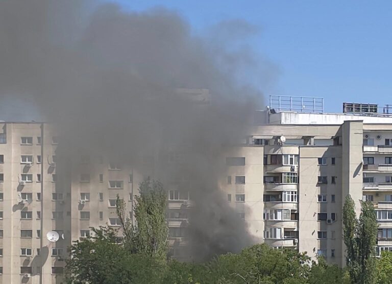 Incendiu la fostul restaurant Mărul de Aur de pe Calea Victoriei, pompierii intervin