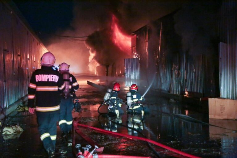 Incendiul devastator de la Dragonul Roșu din București a fost stins după patru zile de intervenții intense