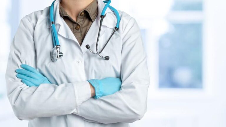 Medicii specialiști amenință cu suspendarea serviciilor gratuite