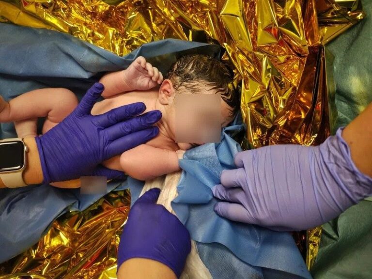 Naștere surpriză într-o ambulanță în trafic