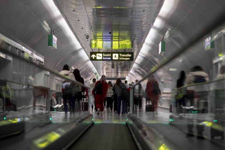 Aeroportul Otopeni acceptă lichide de peste 100 ml cu noile scanere