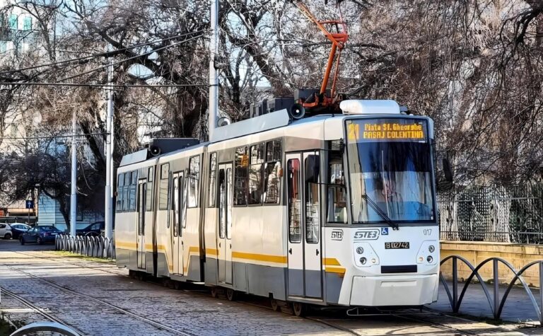 O mașină parcată pe șine pe Calea Moșilor a blocat tramvaiele. STB: Linia 21, deviată