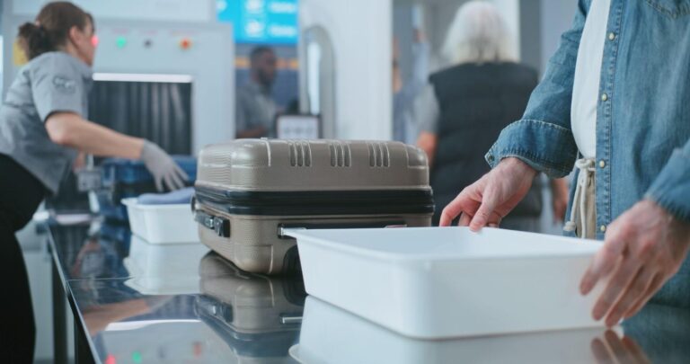 Pasagerii de pe Aeroportul Otopeni vor putea călători cu recipiente de lichide mai mari în bagajele de mână