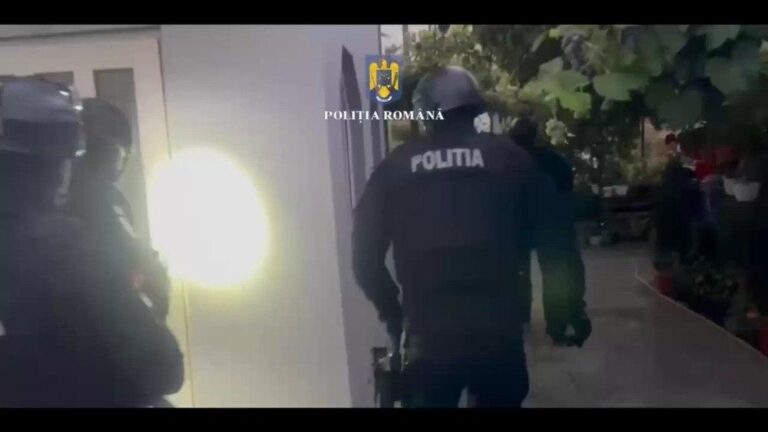 Patru indivizi suspectați de furtul unui seif cu bunuri de 20.000 de euro dintr-o locuință din Capitală