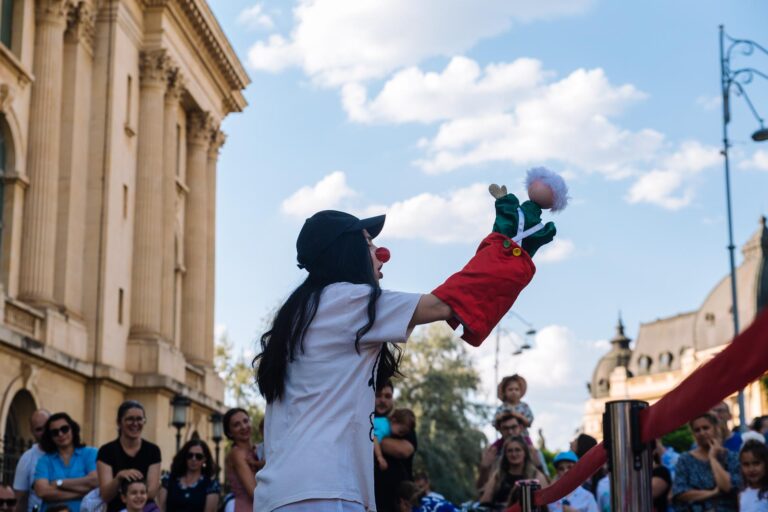 Piața Amzei devine pietonală, iar artiștii stradali din București sunt invitați să se înscrie pentru obținerea autorizațiilor. Proiectul, parte din „Străzi Deschise”, are loc între 18 – 31 august