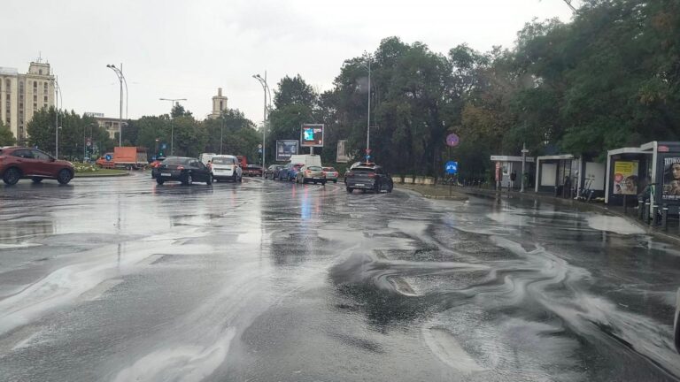 Primele băltoace pe străzile Capitalei după ploaia de dimineață
