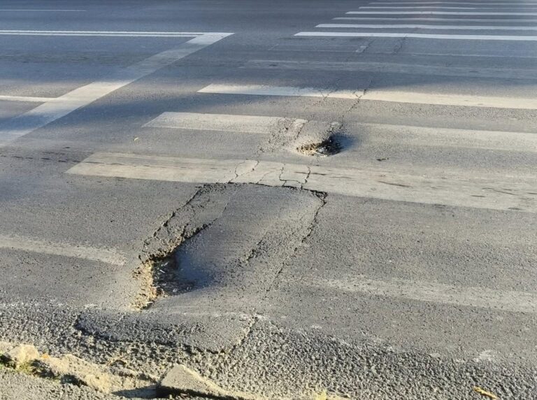 Problemele gropilor de pe Șoseaua Fundeni afectează șoferii din București