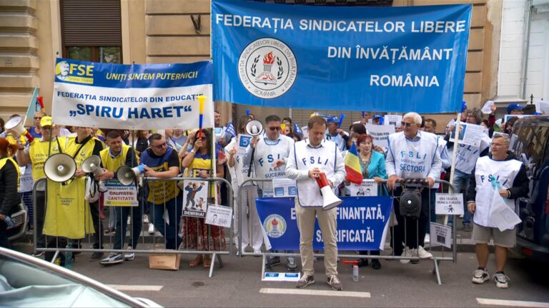 Profesorii protestează în fața Ministerului Educației înainte de începutul anului școlar