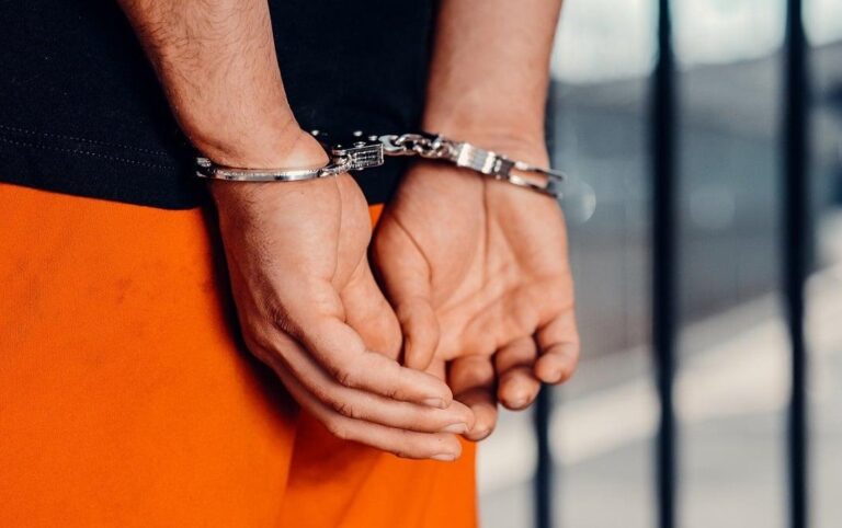 Reținut un membru al grupului infracțional „Cămătarii” pentru șantaj