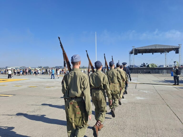 Uniforme istorice la BIAS 2025: O omagiu adus bătăliei din 1944