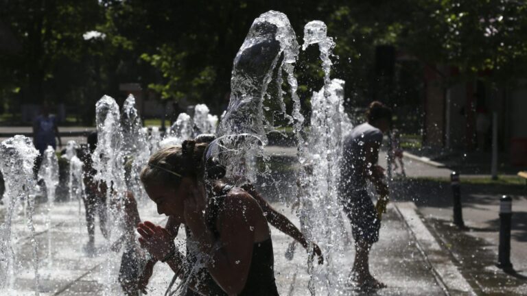 Val de căldură intens în ultima lună a verii: cum va fi vremea la mare și în București