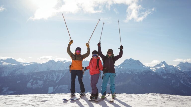 Vești pentru iubitorii de ski din București. Helly Hansen deschide un magazin cu articole sportswear în Promenada Mall