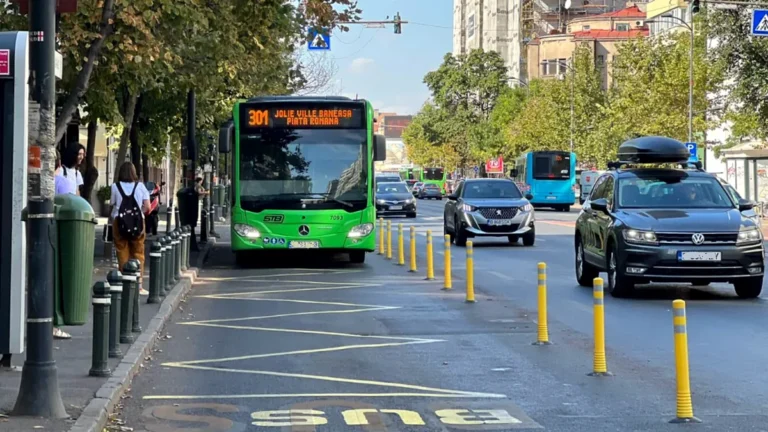 ⚠️ Atenție, șoferi! Se impun sancțiuni pentru cei care circulă pe banda specială de autobuz