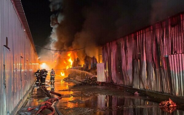 Imagini care ilustrează amploarea incendiului devastator de la depozitul din Dragonul Roșu