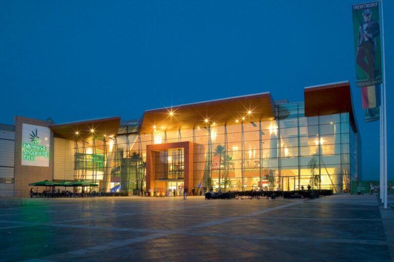 Mobilizare impresionantă de echipaje de intervenție la Mall Băneasa