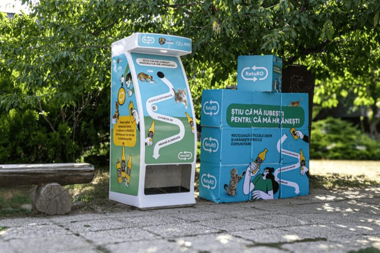 Pet ♻️ pentru pet 🐈 continuă în București: 10 noi dispozitive pentru hrănirea pisicilor de pe stradă, în schimbul sticlelor reciclabile, amplasate în puncte-cheie din oraș