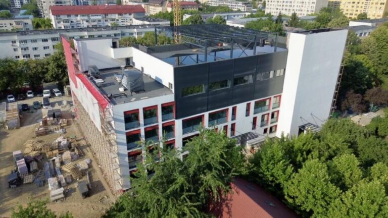 🏗️ Lucrări în plină desfășurare la unitățile de învățământ din Sectorul 3 🏢