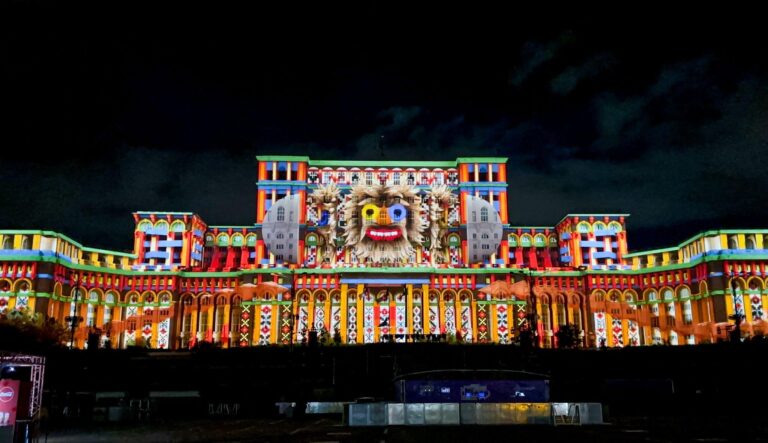 Lumi fantastice proiectate pe Palatul Parlamentului