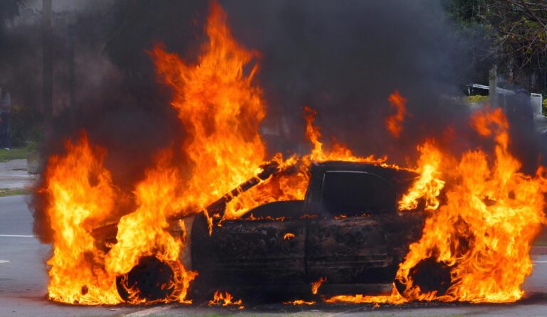 Accident grav pe DN4 București – Oltenița, cu mașină în flăcări. Trei răniți, trafic blocat