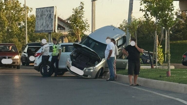 Accident grav pe Drumul Între Tarlale. Două mașini s-au lovit, iar una a rămas suspendată pe cealaltă. Traficul în zonă, îngreunat