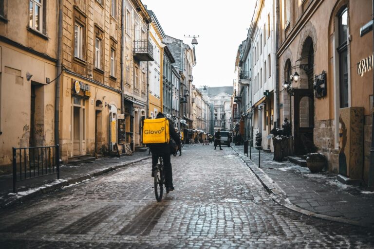 Act de curaj în București: Un livrator a intervenit pentru a salva un tânăr agresat