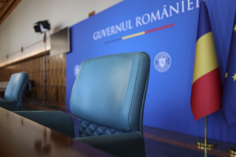 Angajații Guvernului acuză: „Poliție politică”