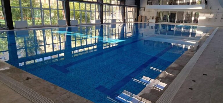 Bazinul de înot al Școlii 311 se deschide pentru public. Programul detaliat
