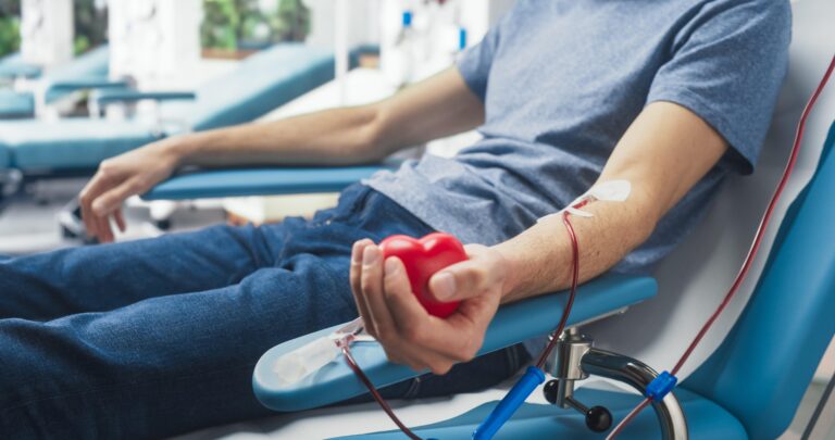 Beneficii pentru donatorii de sânge: Analize medicale gratuite și facilități la transportul public