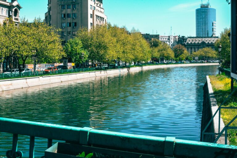 Dâmbovița cea Nouă din centru, cu pontoane și zonă de belvedere, pe ordinea de zi a ședinței CGMB. Amenajările din zona Unirii-Izvor costă 20 de milioane de euro