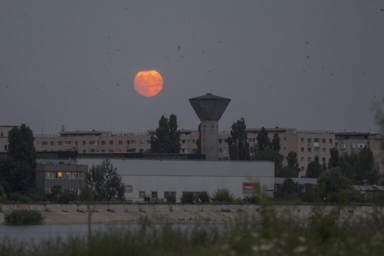 Eclipsă totală de Lună, fenomenul spectaculos pe care-l putem vedea, duminică, și din București 🌕 Observatorul Astronomic are program special până la miezul nopții