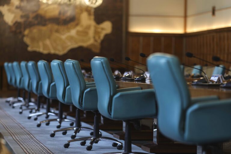 Funcționarii Guvernamentali denunță încălcarea drepturilor