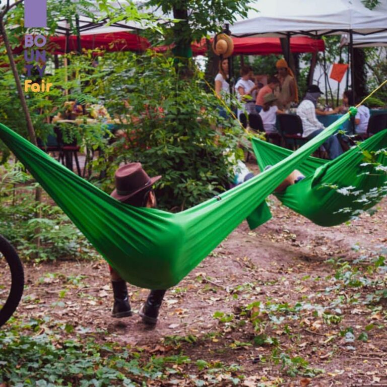 Grădina Muzeului Antipa se umple, în weekend, de meșteșugari, veniți la București din toată țara. Shopping, ateliere și jazz live la Târgul Septembriada