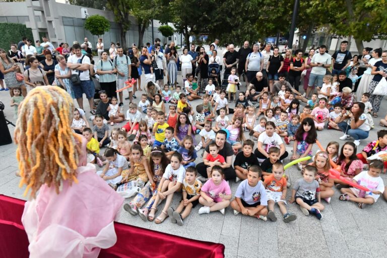 Greierele și Furnica aduc distracție în Piațeta Favorit, în weekend