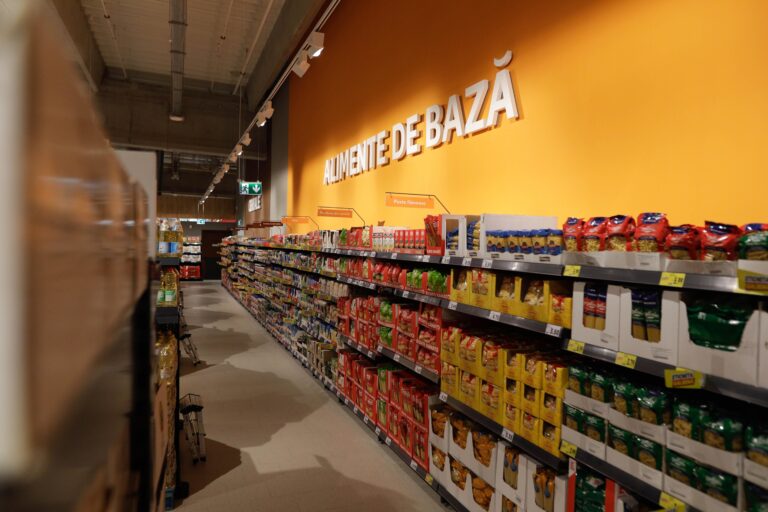 Guvernul aprobă oficial măsura care a produs tensiuni în coaliție. Plafonarea adaosului la alimente, prelungită cu șase luni