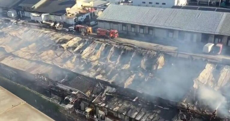 Imagini aeriene după incendiul devastator din București. Focul continuă să ardă