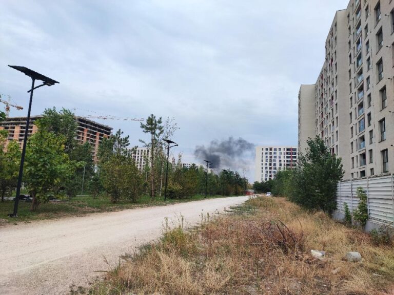 Incendiu la Phoenicia Residence, pe strada Căpriorilor. Traficul din zonă se aglomerează pentru trecerea echipajelor de pompieri