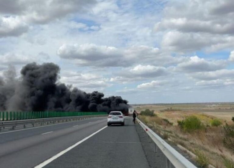 Incendiu pe Autostrada A2: TIR în flăcări, trafic deviat