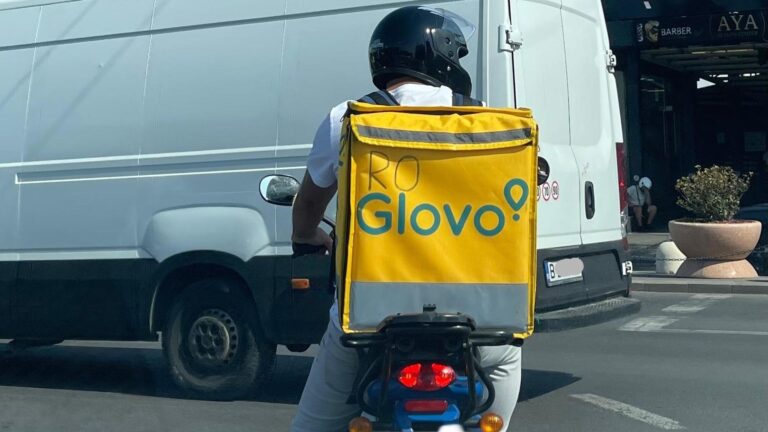 Livratorii din București își marchează rucsacii pentru a evita agresiunile