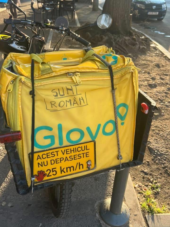 Livratorii își protejează identitatea națională prin mesaje pe genți