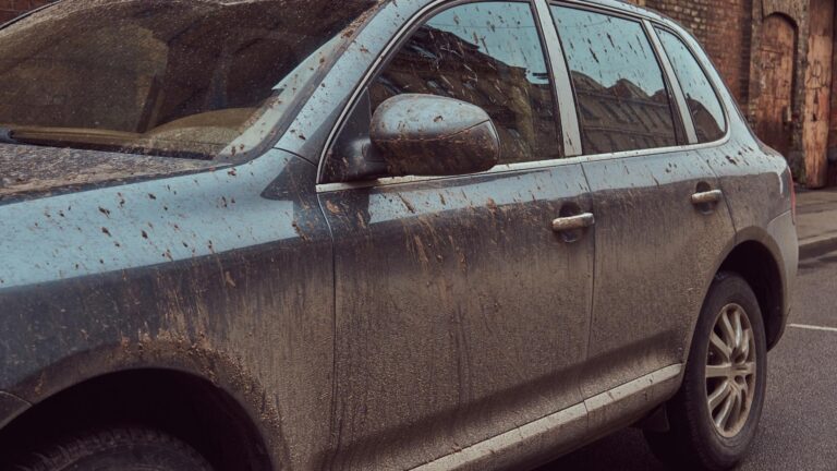 Mașinile abandonate din București primesc o nouă oportunitate prin vânzare sau reciclare