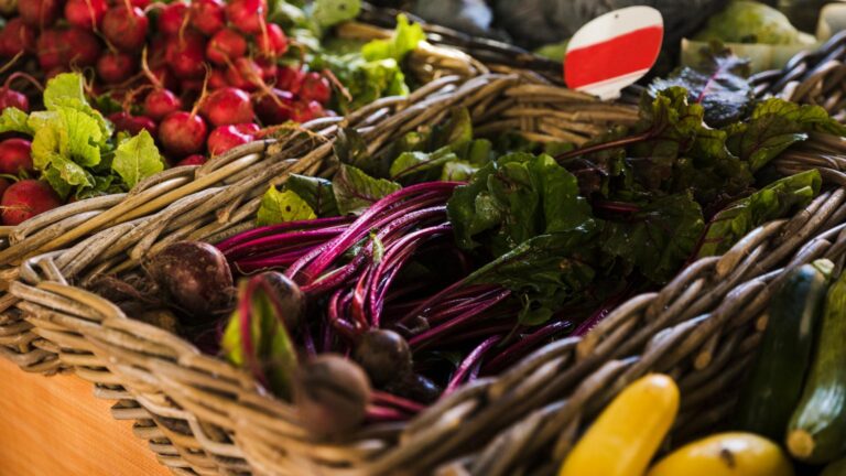 Pâine proaspătă, miere și cozonaci, în acest weekend, la piața volantă din cartierul Aviației. Sunt prezenți peste 15 producători locali