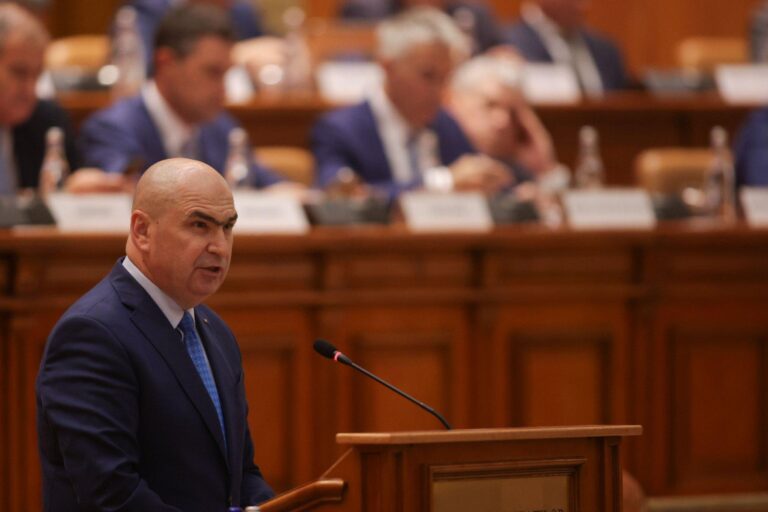 Parlamentul dezbate și votează duminică cele patru moțiuni de cenzură împotriva guvernului Bolojan