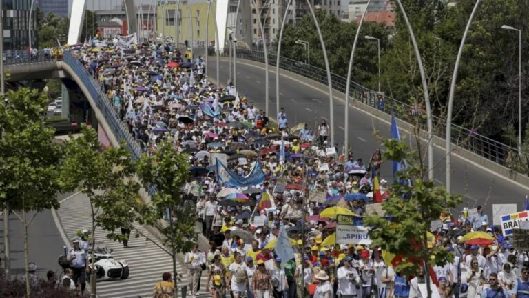 Restricții de trafic și linii STB deviate pentru protestul profesorilor în București❗Traseele afectate și deviate, orarul marșului și mitingului