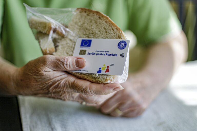 Românii care beneficiază de carduri sociale pentru alimente au primit prima tranșă din ajutorul anual